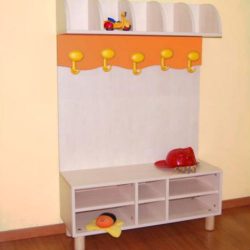 spogliatoio a panchetta in legno per asili e scuole con porta oggetti e porta scarpe